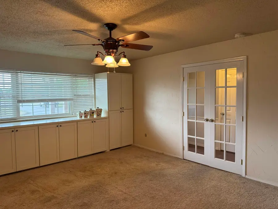 607 Cleveland Dr, Hennessey, OK 73742 - #2