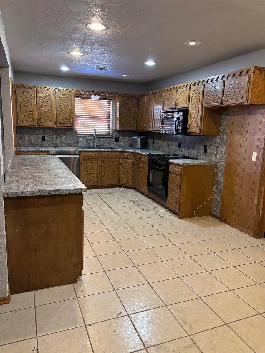 542 Skyview Dr, Watonga, OK 73772 - #2