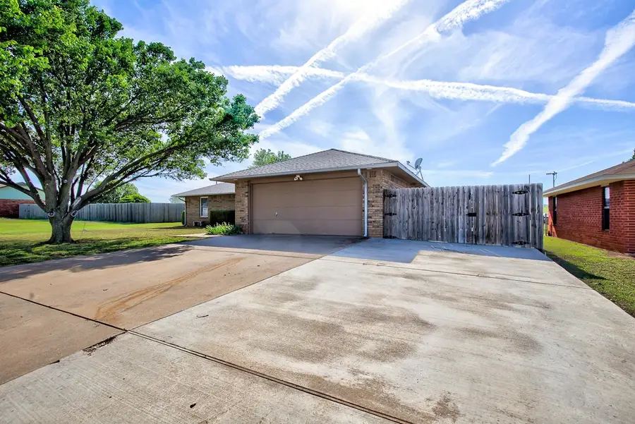 1508 Matthew Dr, Enid, OK 73701 - #2