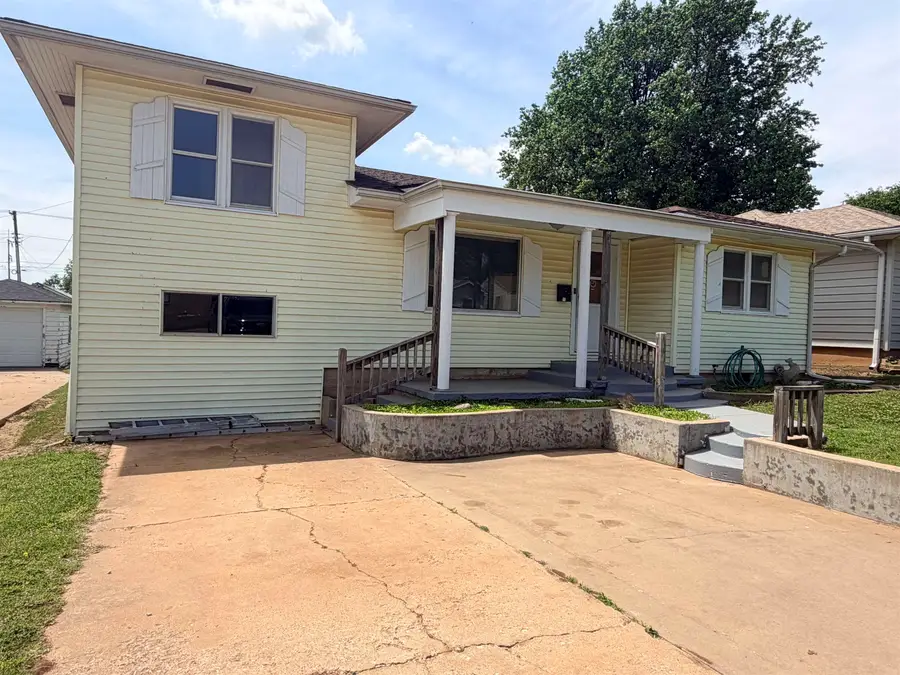 1621 E Park Ave, Enid, OK 73701 - #2