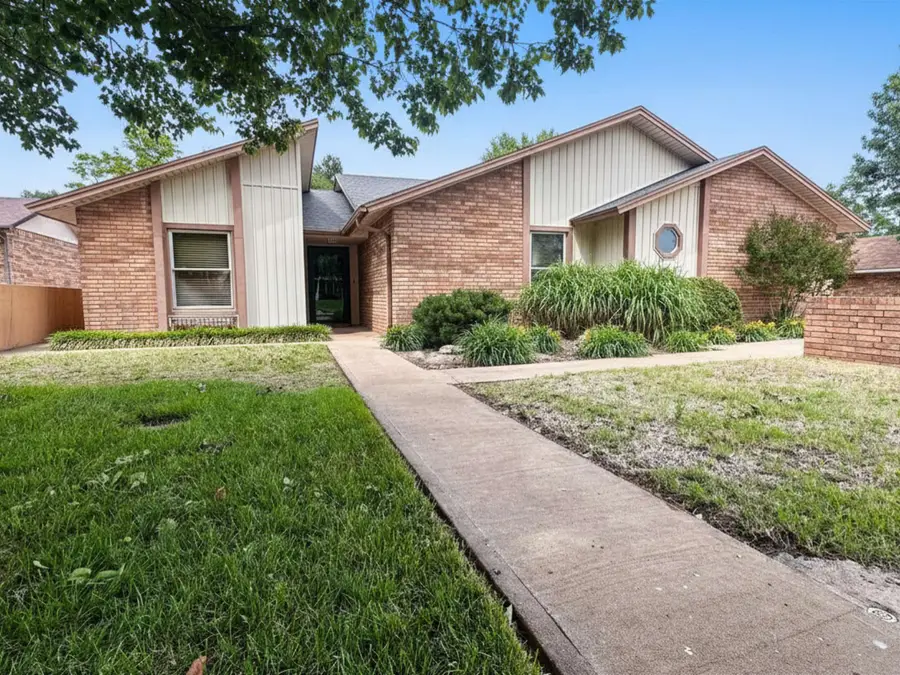 2324 Leaning Elm, Woodward, OK 73801-9999 - #2