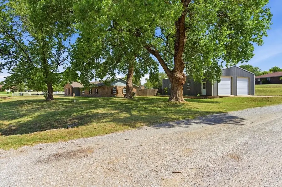 1403 Ridge Pl, Lahoma, OK 73754 - #2