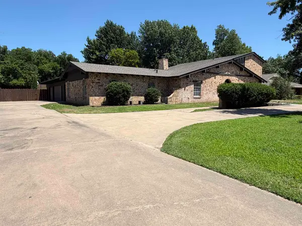 2801 Wildwood Dr, Enid, OK 73703
