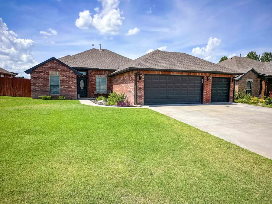 1729 Robin Dr, Woodward, OK 73801 - #2