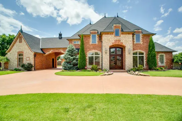 3112 Falcon Crest Dr, Enid, OK 73703-000