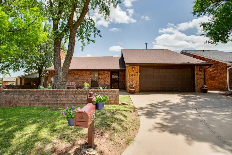 2417 Woodmoor Rd, Enid, OK 73703 - #2