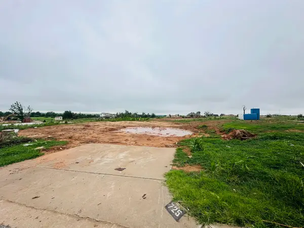 725 Ridgeway Dr, Enid, OK 73701