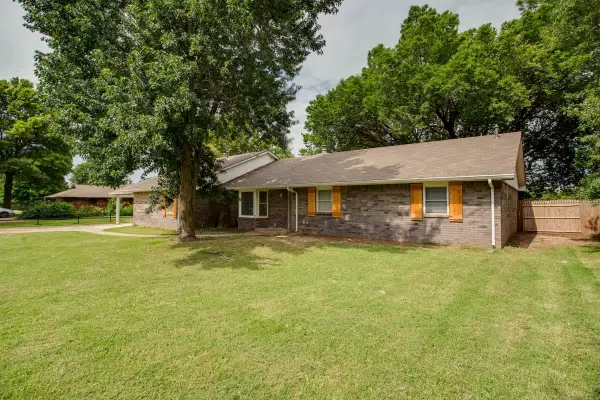 4212 Unruh Dr, Enid, OK 73703