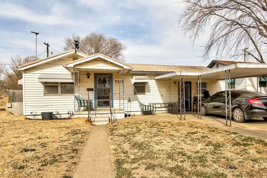 102 Village Dr, Watonga, OK 73772 - #2