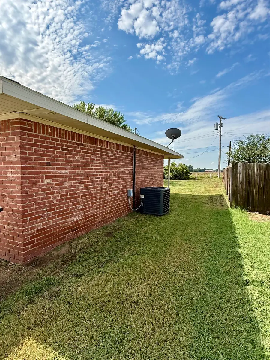 822 Kelli Dr, Watonga, OK 73772 - #2