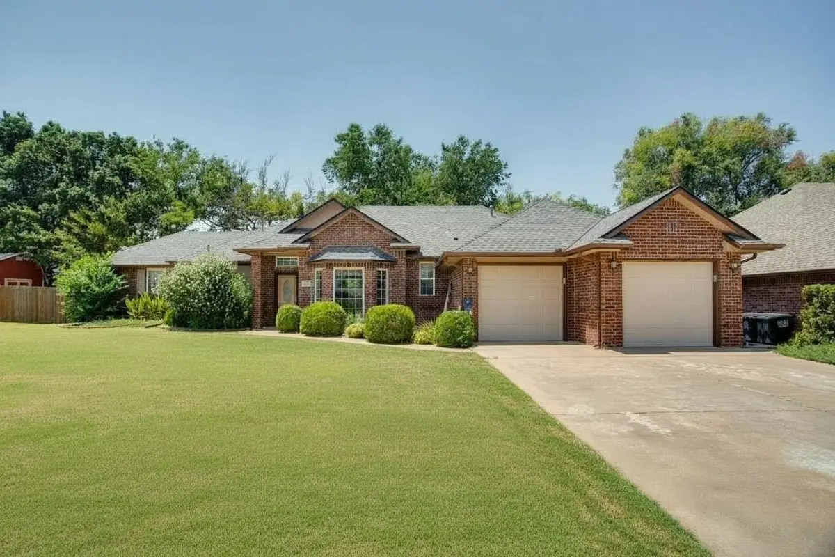 204 Oakdale Dr, Enid, OK 73703 - #1