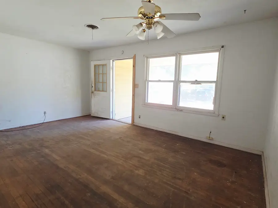 1610 N Monroe St, Enid, OK 73701 - #3
