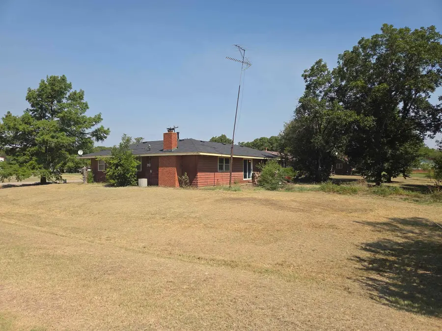 514 N Young St, Billings, OK 74630 - #3