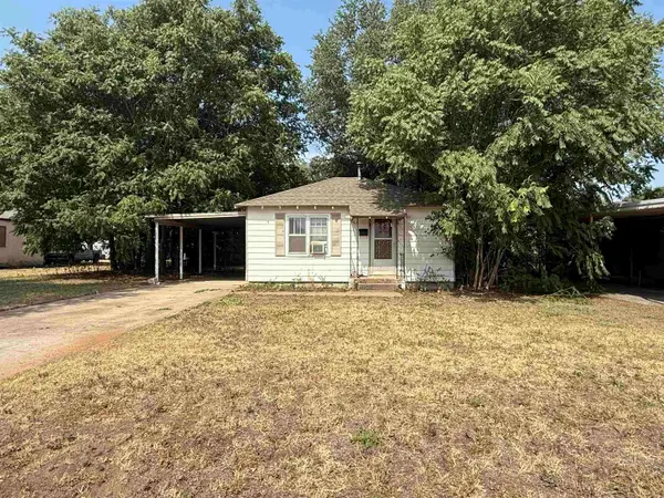 611 7th St, Woodward, OK 73801-1436