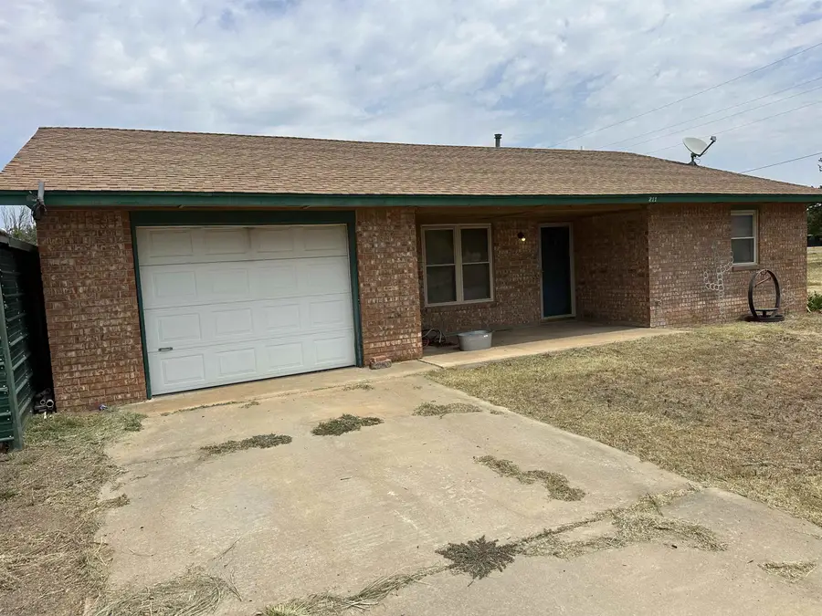 211 E Ninth St, Vici, OK 73859 - #2