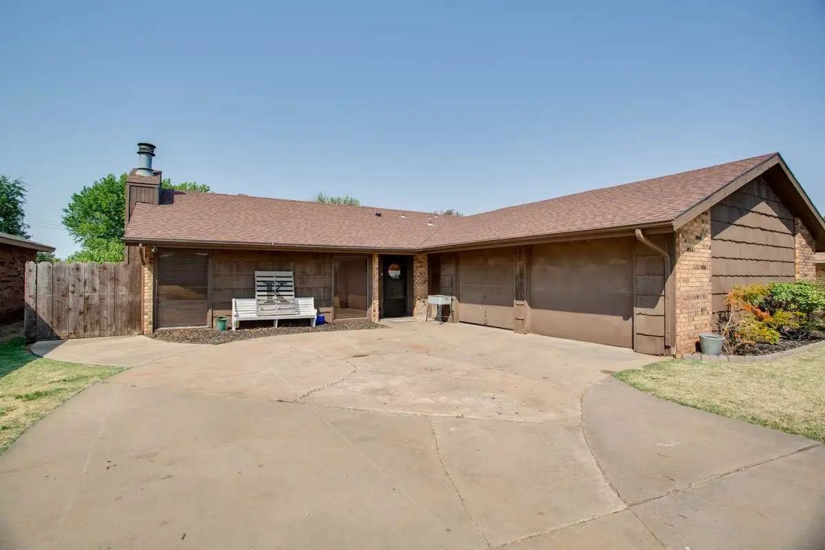 2410 Constitution Ave, Enid, OK 73703 - #1