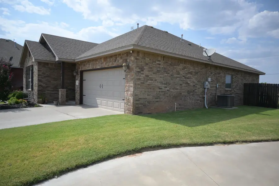 916 North Creek Dr, Woodward, OK 73801 - #2