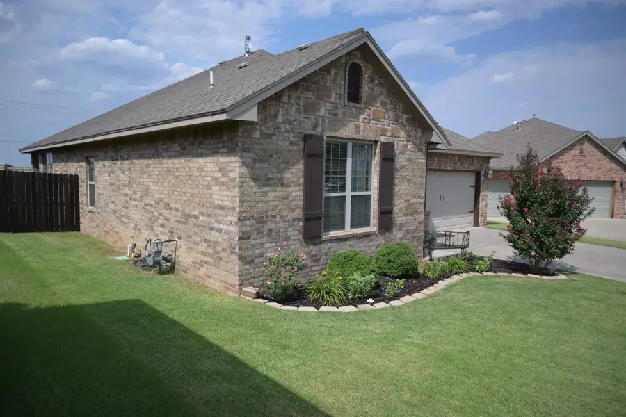 916 North Creek Dr, Woodward, OK 73801 - #3