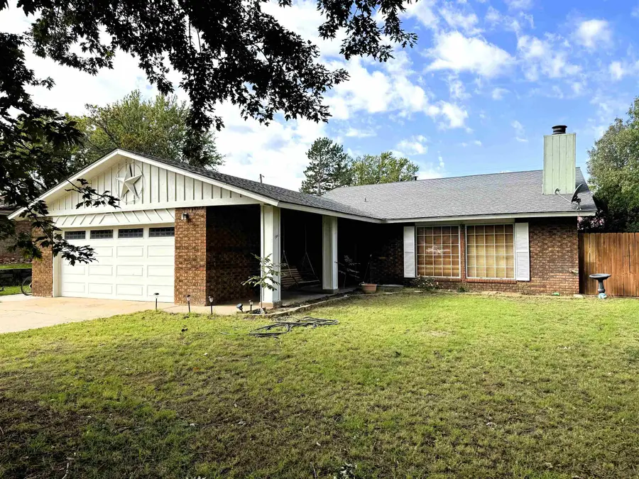 2811 Essex St, Woodward, OK 73801 - #2