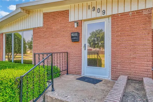 1909 N Flamingo Lane, Altus, OK 73521