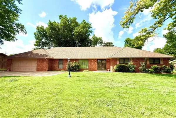212 Meadowdale Drive, Chickasha, OK 73018