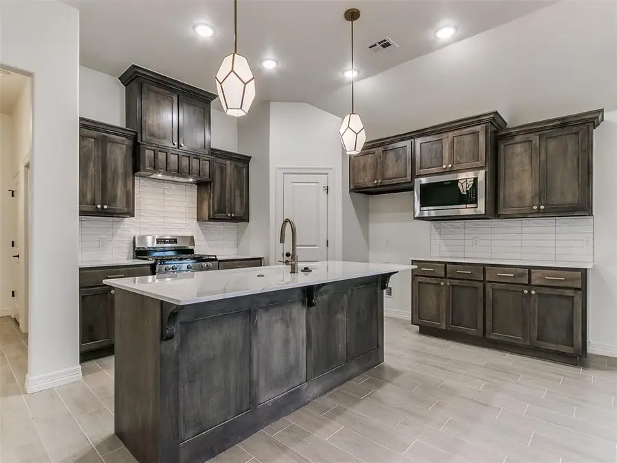 7717 Three Woods Lane, Yukon, OK 73099 - Image #2