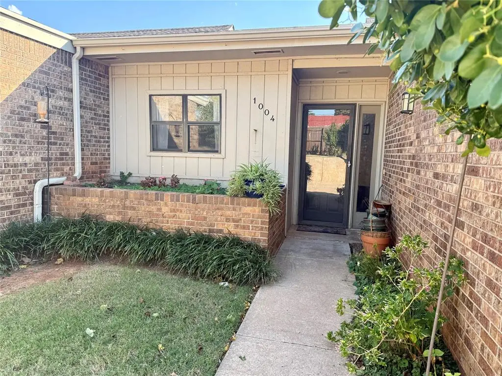 1004 Scissortail Drive, Clinton, OK 73601 - Image #1