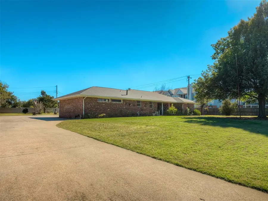 525 Brookside Terrace, Moore, OK 73160 - Image #2