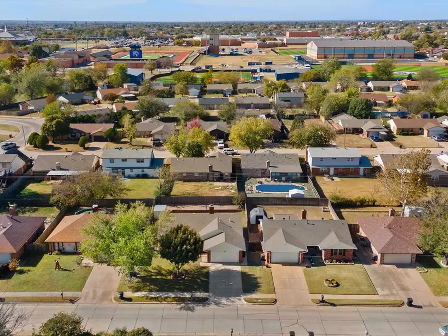 205 N Ramblin Oaks Drive, Moore, OK 73160 - Image #2