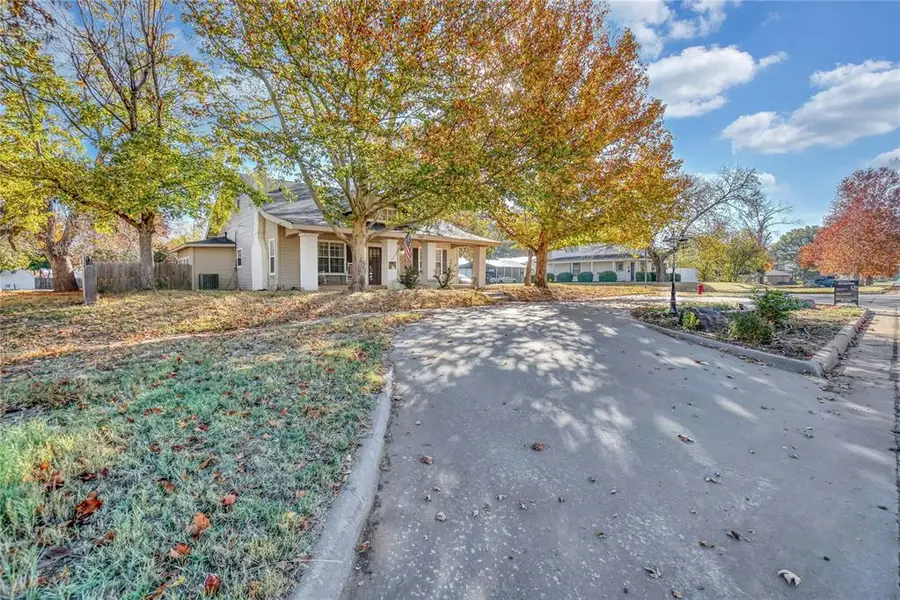 704 N Pennsylvania Avenue, Mangum, OK 73554 - Image #2
