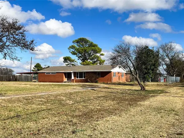 500 E Iowa Street, Walters, OK 73572