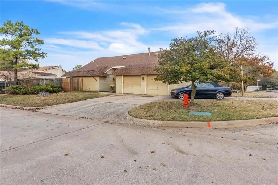 8900 Lansbrook Lane, Oklahoma City, OK 73132 - Image #2