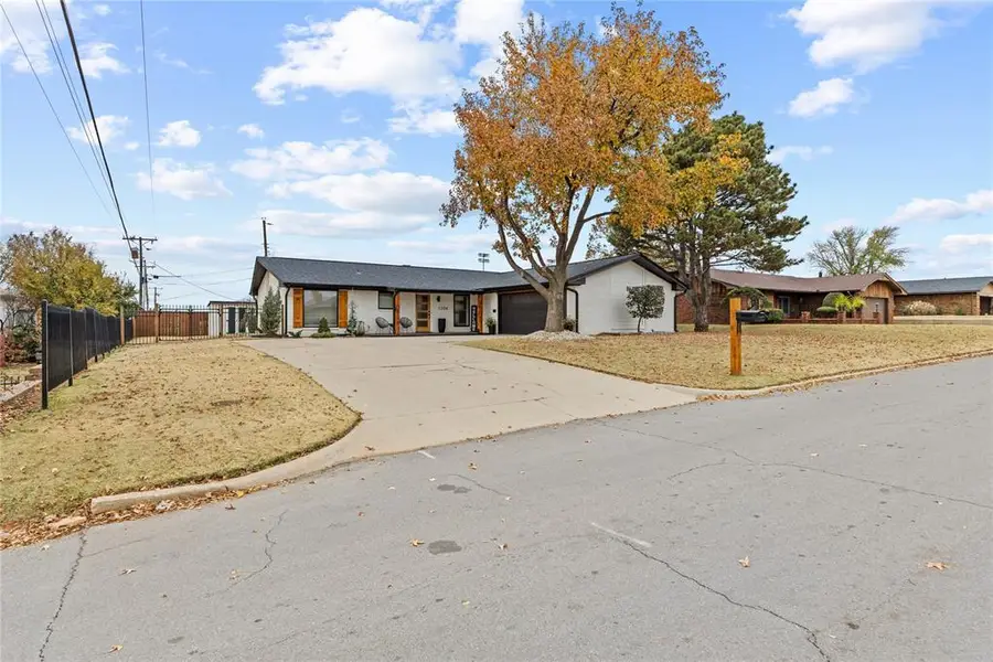 1204 Camelot Drive, Clinton, OK 73601 - Image #2
