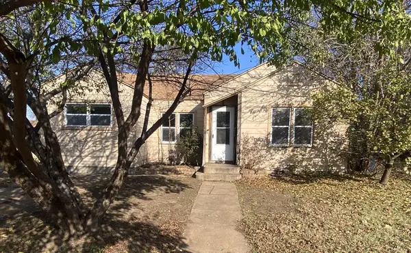 227 E California Street, Walters, OK 73572