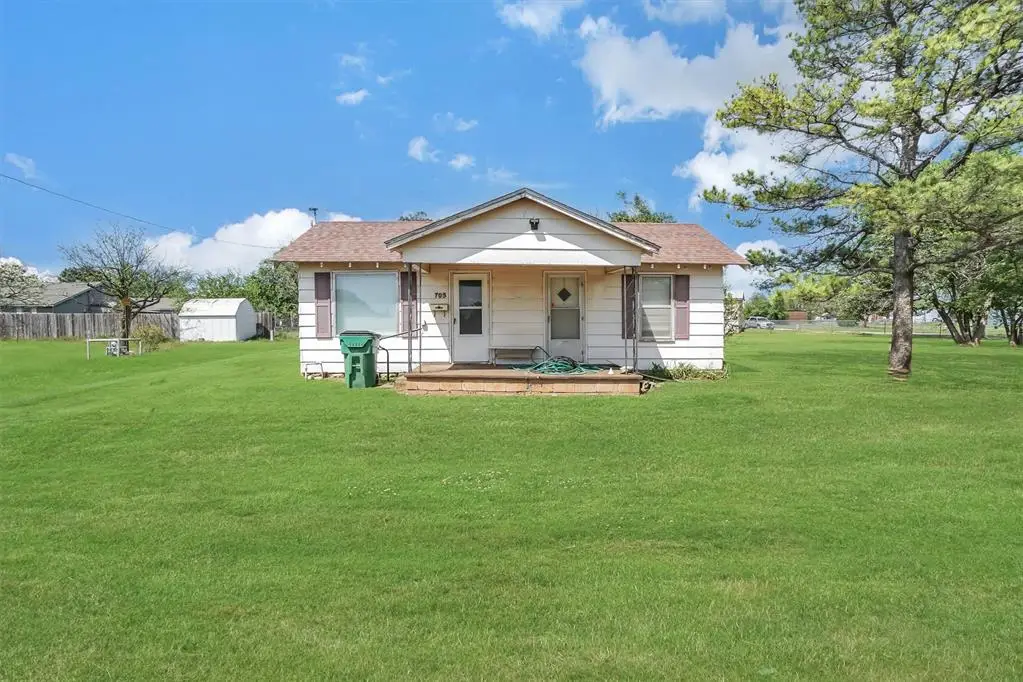 705 E Cleveland Street, Mangum, OK 73554 - Image #1