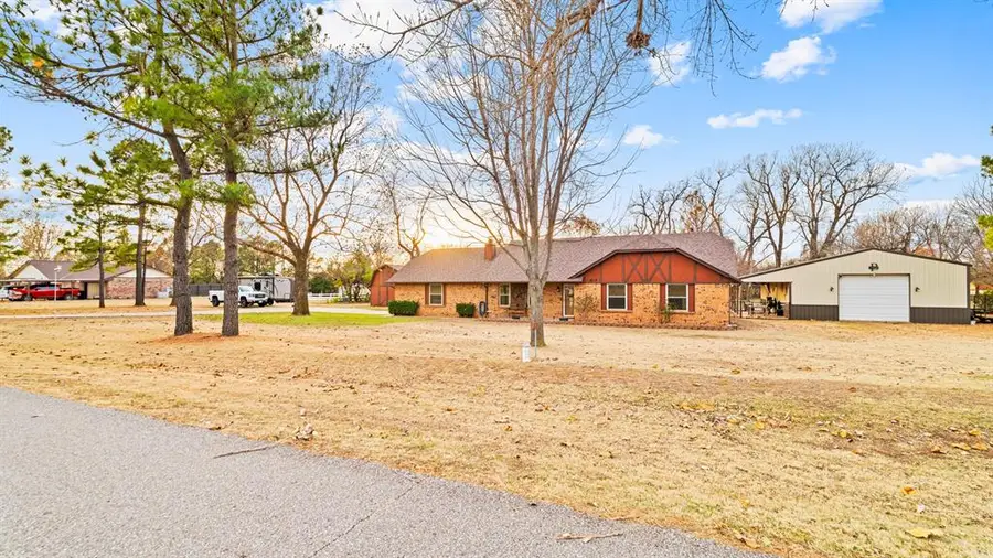 825 S Lariat Drive, Mustang, OK 73064 - Image #3