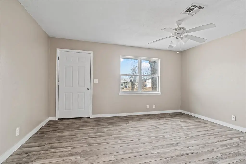 312 E Greenwood Lane, Mustang, OK 73064 - Image #1