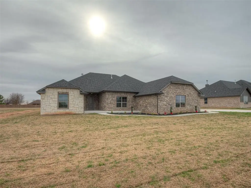 8561 Oak Tree Circle, Edmond, OK 73025 - #1