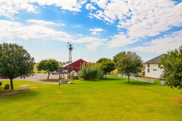 1012 Old 66 Road, Hydro, OK 73048