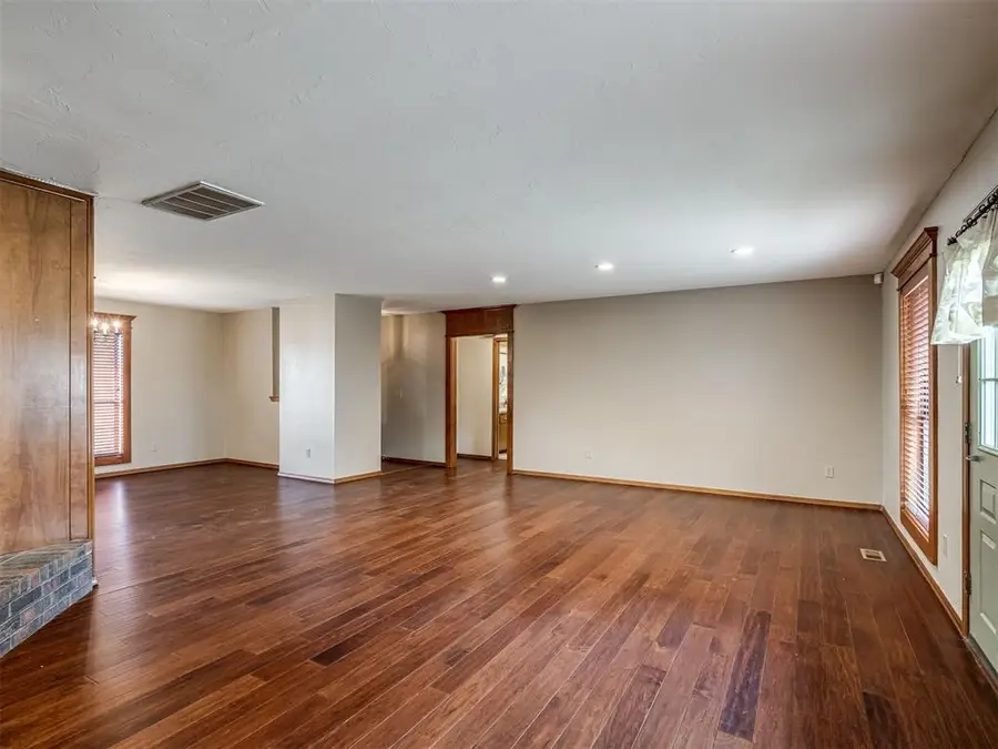 4609 Deer Creek Court, Yukon, OK 73099 - Image #3