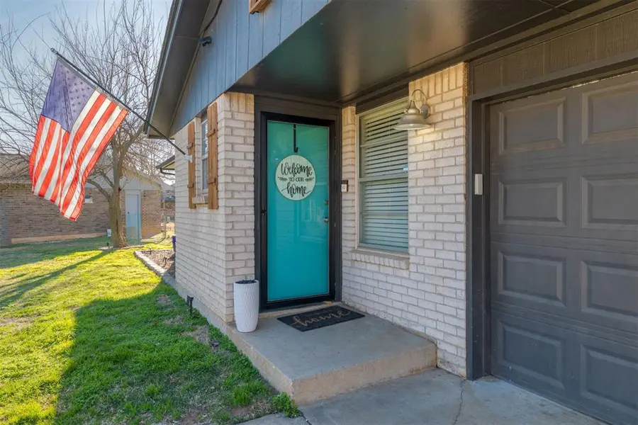 614 W Greenwood Court, Mustang, OK 73064 - Image #2