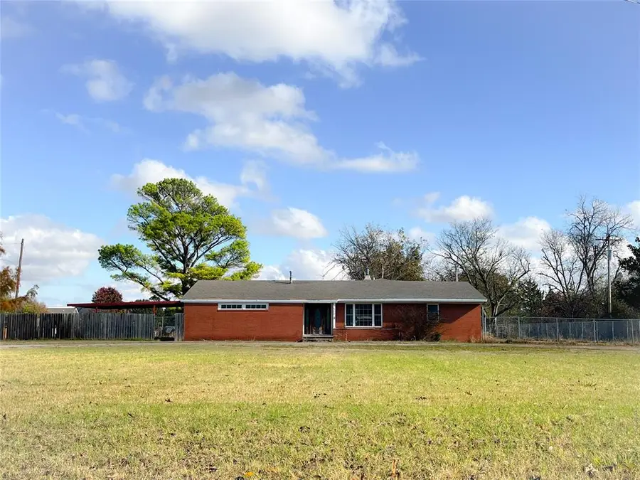 500 E Iowa Street, Walters, OK 73572 - #2