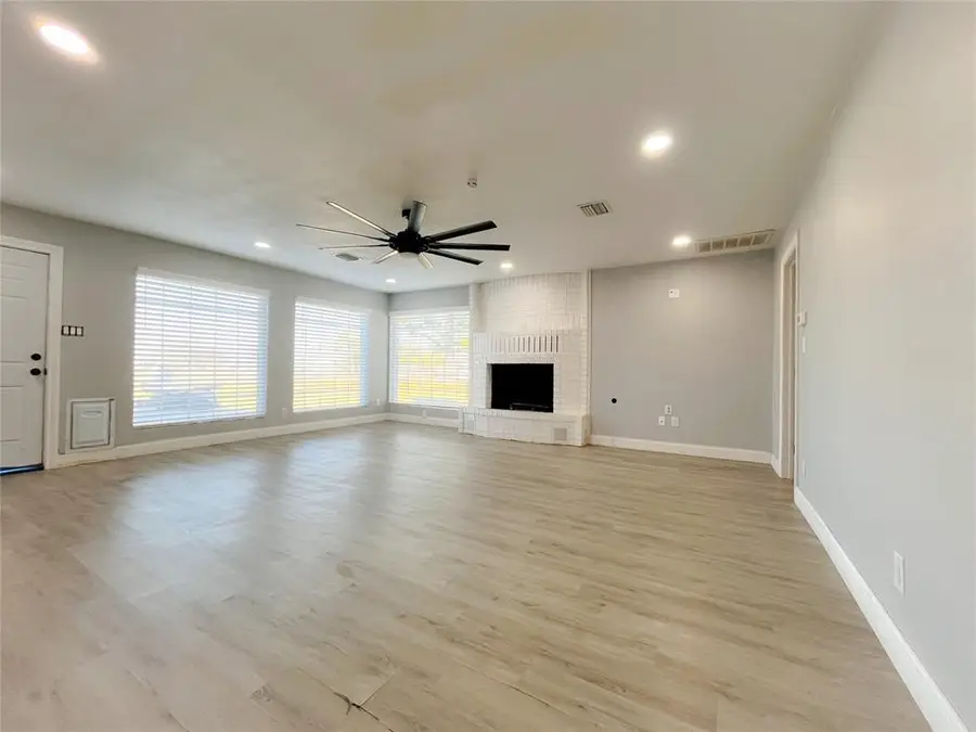 500 E Iowa Street, Walters, OK 73572 - #3