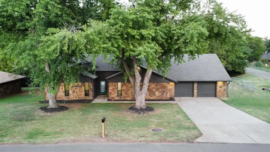606 N Country Club Terrace, Mustang, OK 73064 - Image #2
