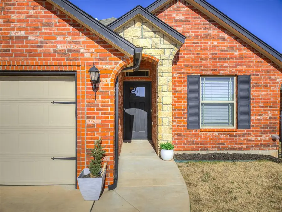 321 Golden Leaf Court, Moore, OK 73160 - Image #2