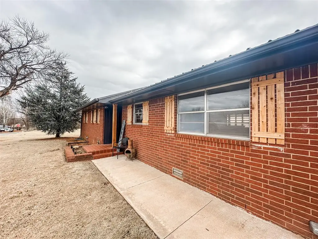 114 W Pine Street, Binger, OK 73009 - #1