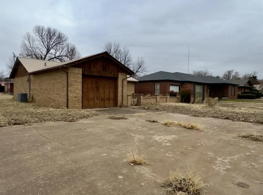 814 N Oklahoma Avenue, Mangum, OK 73554 - Image #2