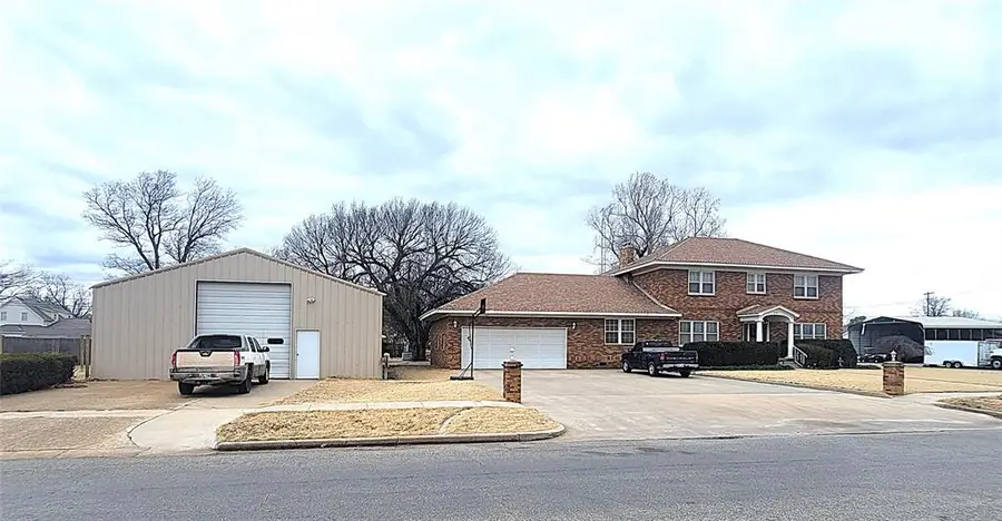 521 N Noble Avenue, Watonga, OK 73772 - #2