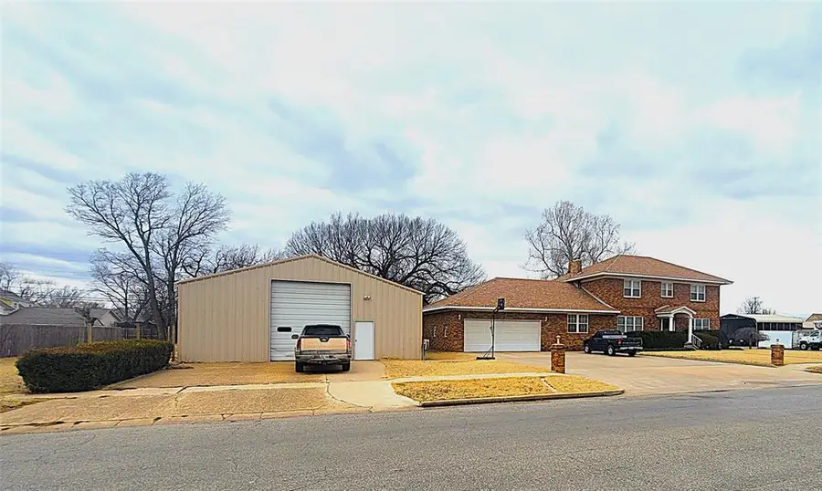 521 N Noble Avenue, Watonga, OK 73772 - #3