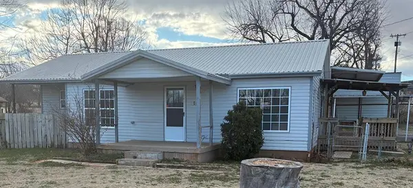 404 S Broadway Avenue, Binger, OK 73009
